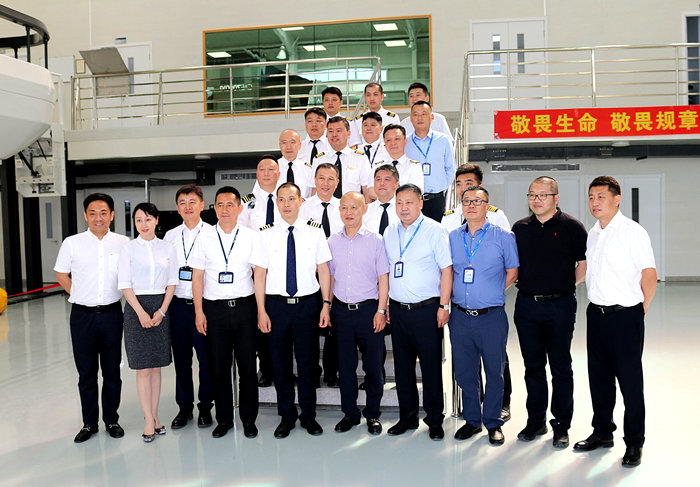 英雄机长刘传健走进沈阳尊龙凯时工业园