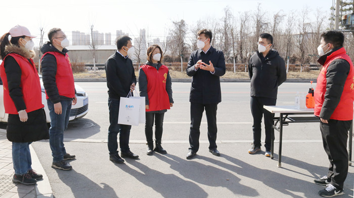 集团向导探望慰问抗疫一线自愿事情者