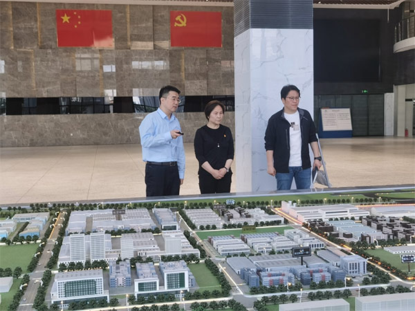 探索校企相助新路径 携手并进同营生长｜沈阳开放大学党委书记马丽一行到集团开展交流座谈